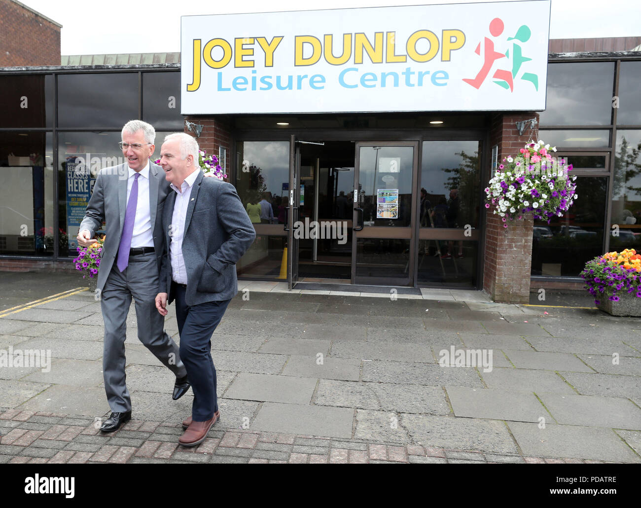 Sinn Fein's Mairtin O Muilleoir e Raymond McCartney lasciando Joey Dunlop Centro per il tempo libero a Ballymoney dove una petizione di richiamo si apre per un Westminster per elezione in North Antrim dopo DUP MP Ian Paisley è stato sospeso dal Commons per trenta giorni dopo la sua mancata registrazione di due vacanze di famiglia pagato dal governo dello Sri Lanka. Foto Stock