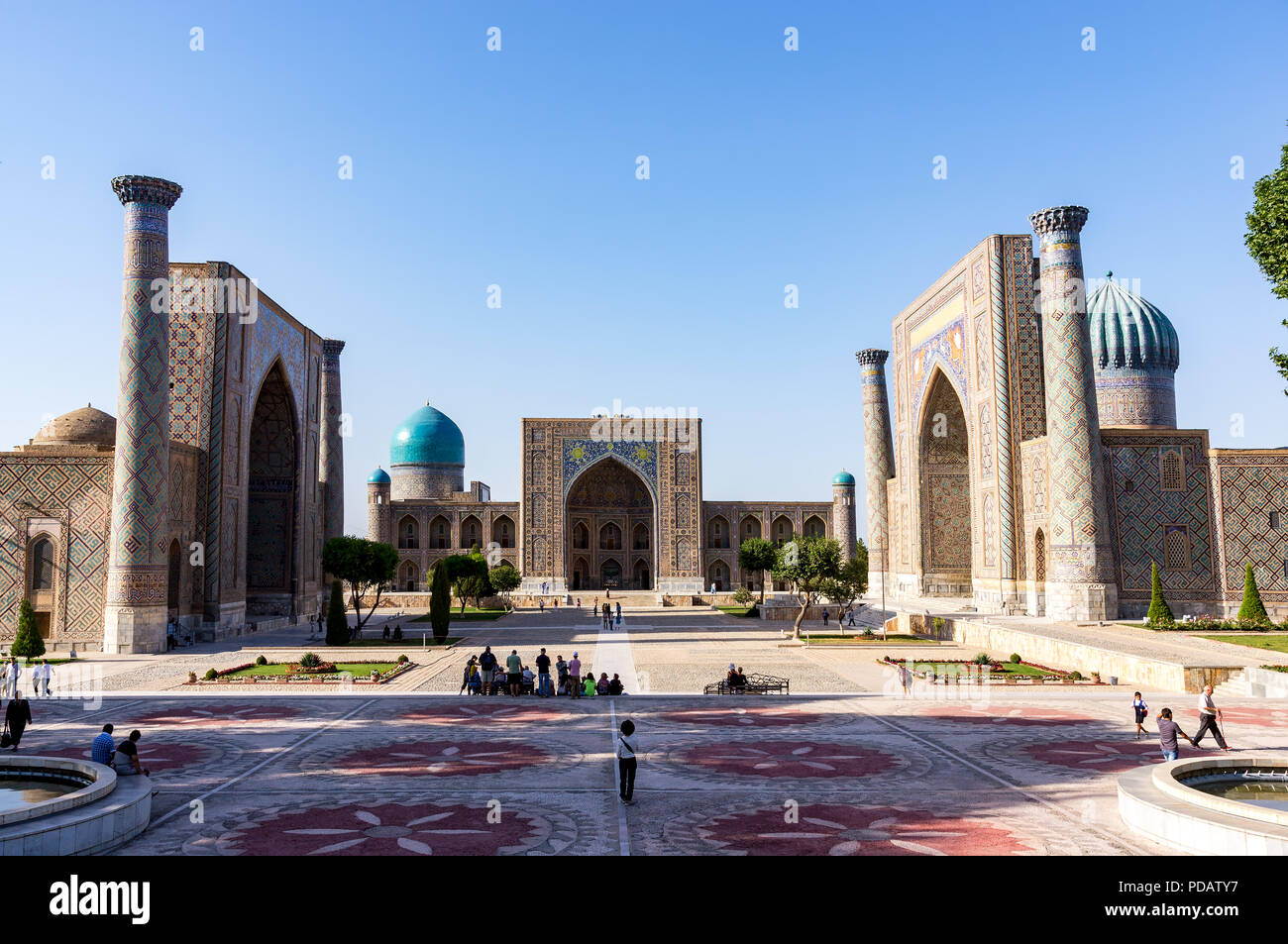 Tramonto sulla piazza Registan - Samarcanda, Uzbekistan Foto Stock