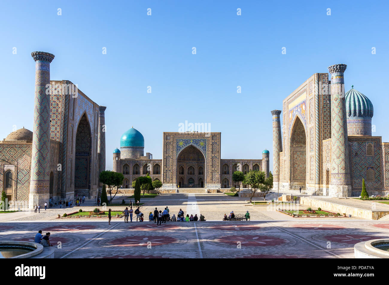 Tramonto sulla piazza Registan - Samarcanda, Uzbekistan Foto Stock