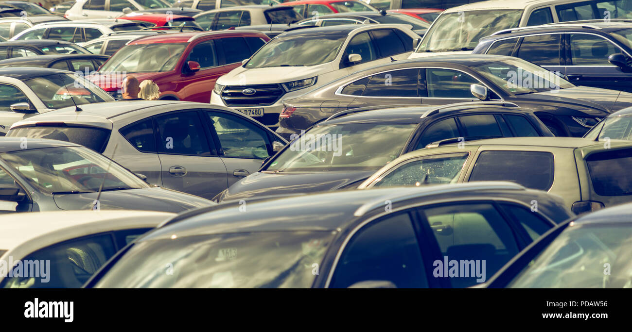 Sovraffollato parcheggio sul Schützenplatz di Hannover in Germania con parcheggio auto per il Maschsee Festival 2018 Foto Stock