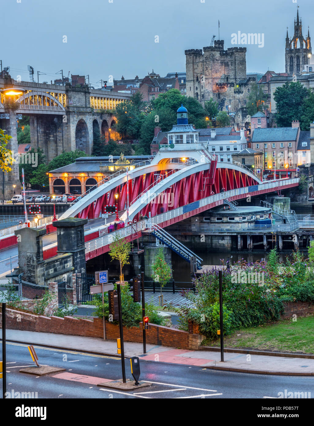 Swing ponte che attraversa il fiume Tyne tra Newcastle e Gateshead Foto Stock