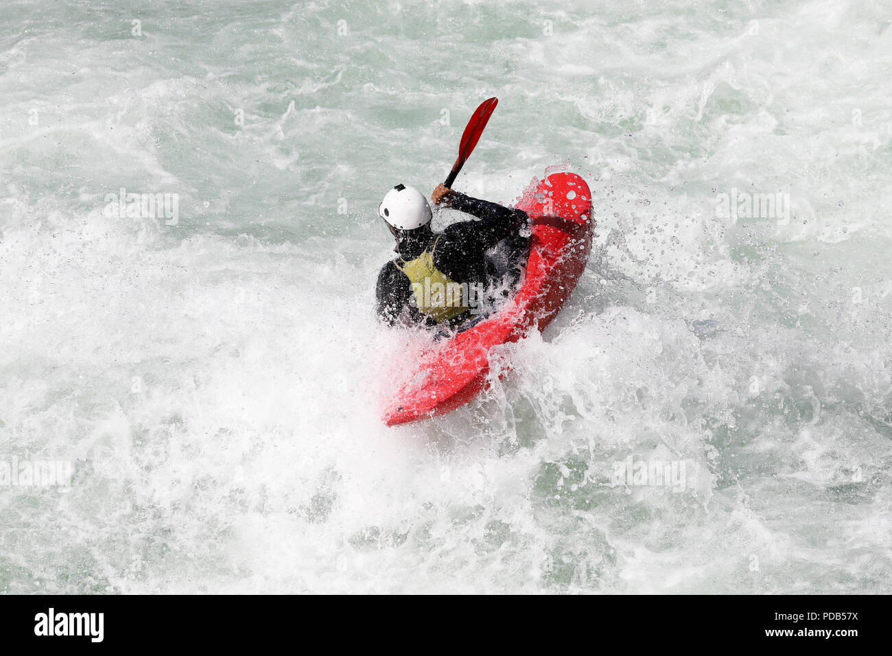 White water kayak sulle rapide del fiume Yosino in Giappone Foto Stock