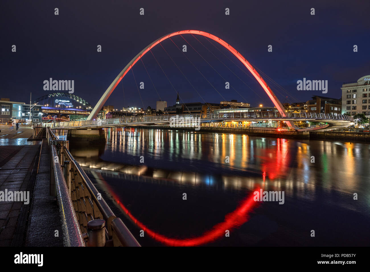 Guardando attraverso il Fiume Tyne a Gateshead Millennium Bridge e Newcastle Quayside Foto Stock