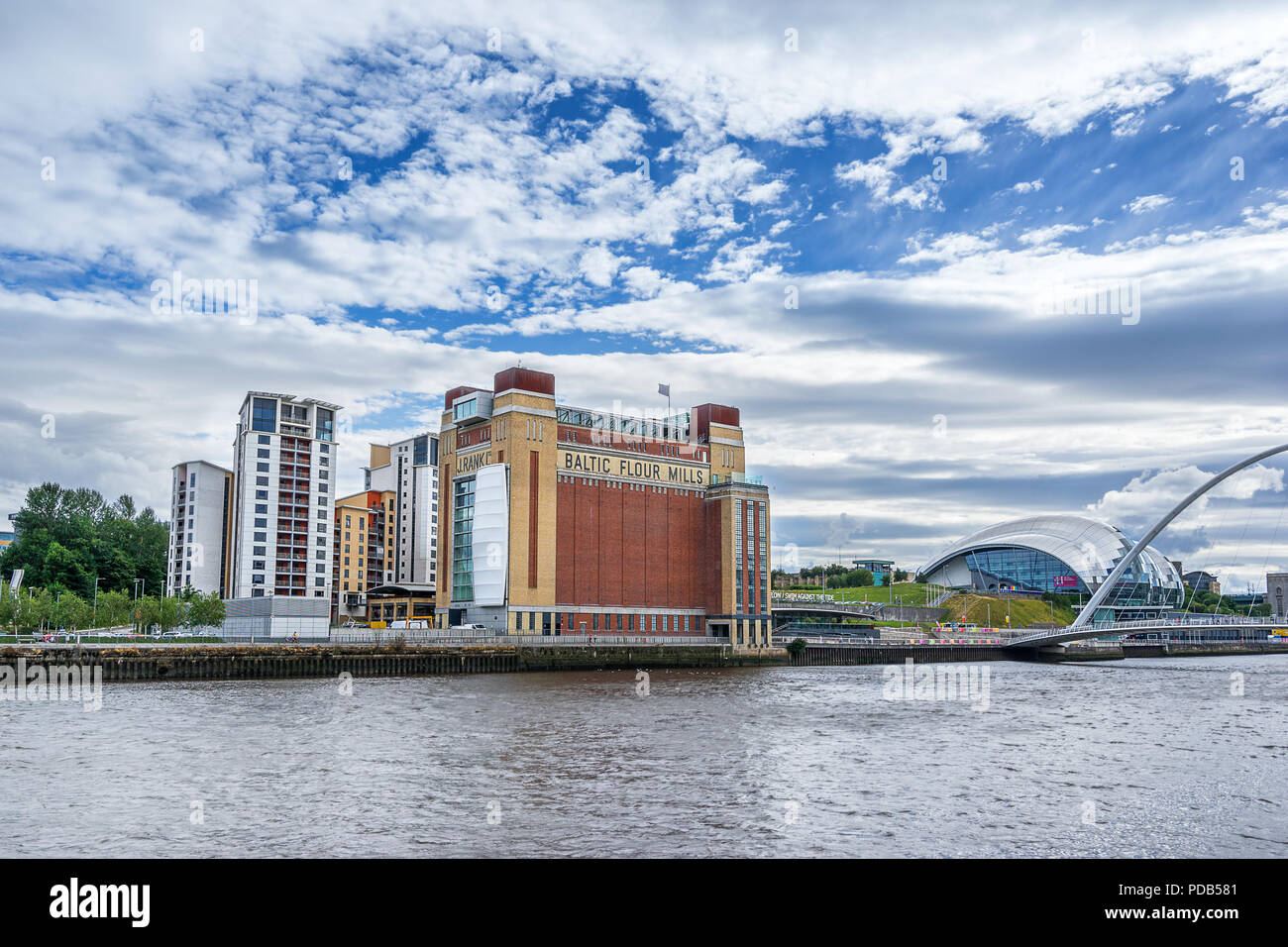 Guardando al di là del Fiume Tyne alla salvia e baltici in Gateshead Foto Stock