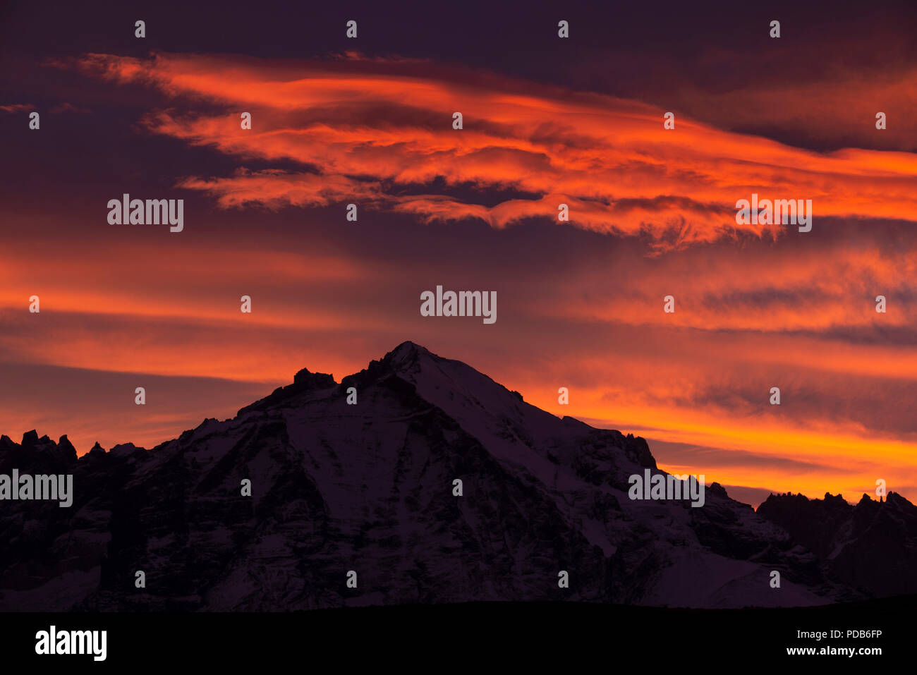 Mt Almirante Nieto , parte di Torres del Paine massiccio , con un cielo incandescente al tramonto. Parco Nazionale di Torres del Paine Cile. Foto Stock