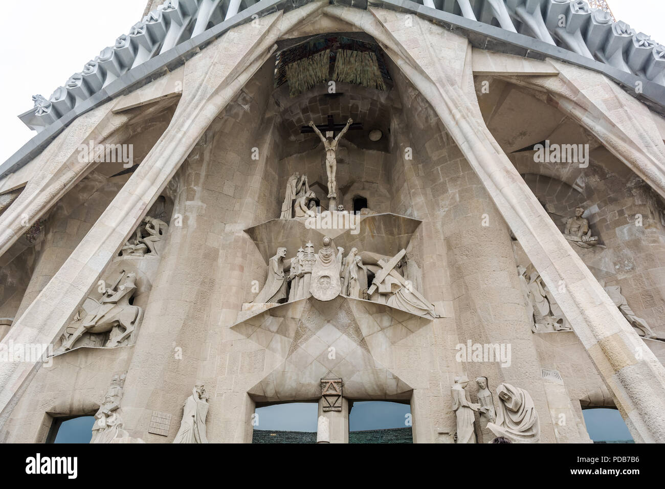 Austera e semplice facciata della Passione della Sagrada Familia a Barcellona, Spagna. Dedicato alla Passione di Cristo, la sofferenza di Gesù durante il suo cr Foto Stock