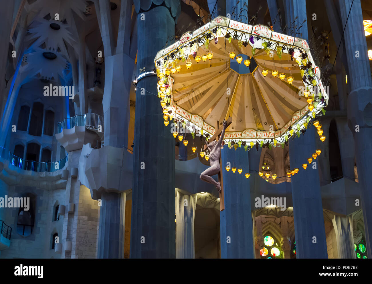 Illuminata Cristo sulla croce pezzo scultoreo sospesi da colonne vicine. Il tettuccio si legge: "Gloria a DOVUTA A dalt Del Cel,' CHE translat Foto Stock