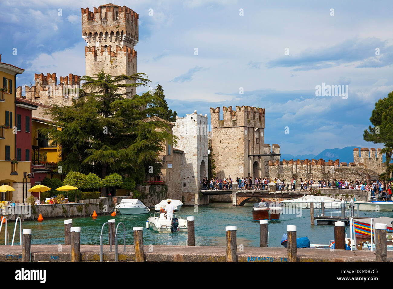 Castello Scaligero, punto di riferimento di Sirmione sul Lago di Garda, Lombardia, Italia Foto Stock