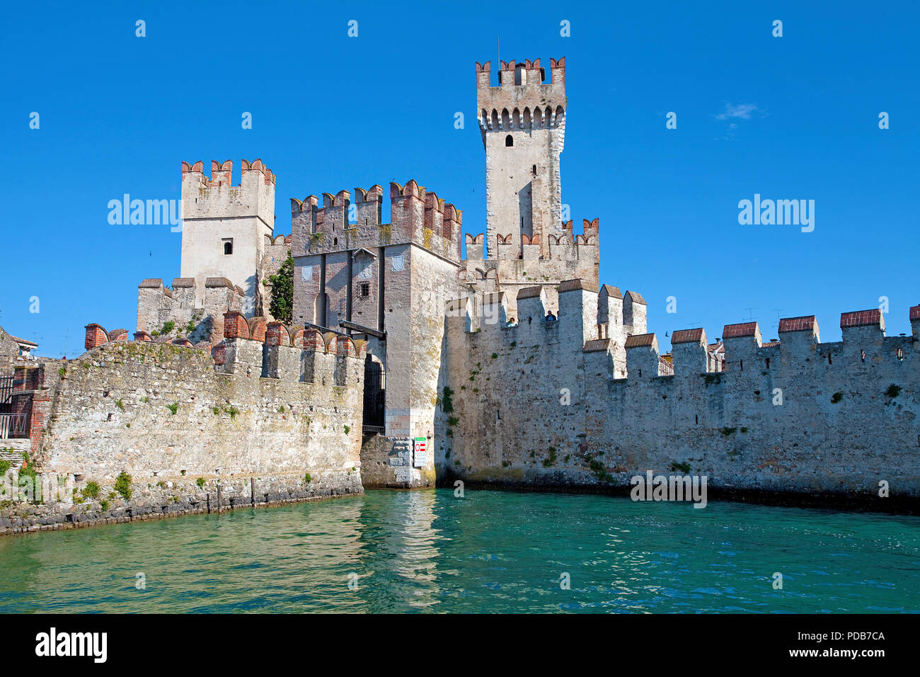 Castello Scaligero, punto di riferimento di Sirmione sul Lago di Garda, Lombardia, Italia Foto Stock