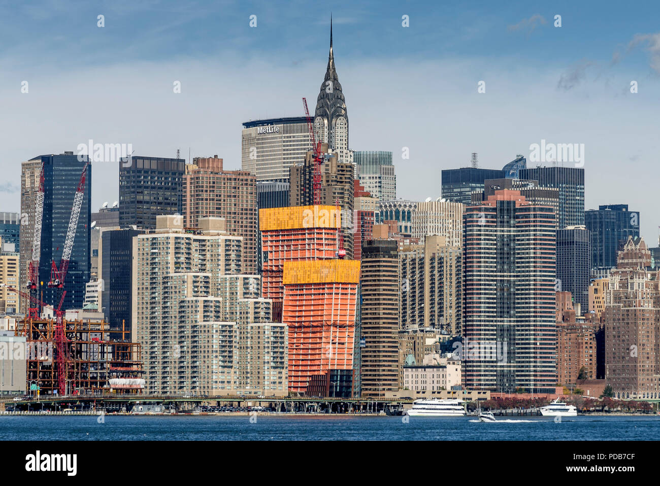 29-10-15, New York, Stati Uniti d'America. I lavori di costruzione a Manhattan come si vede dall'East River Ferry Pier a Greenpoint, Brooklyn. Foto: © Simon Grosset Foto Stock