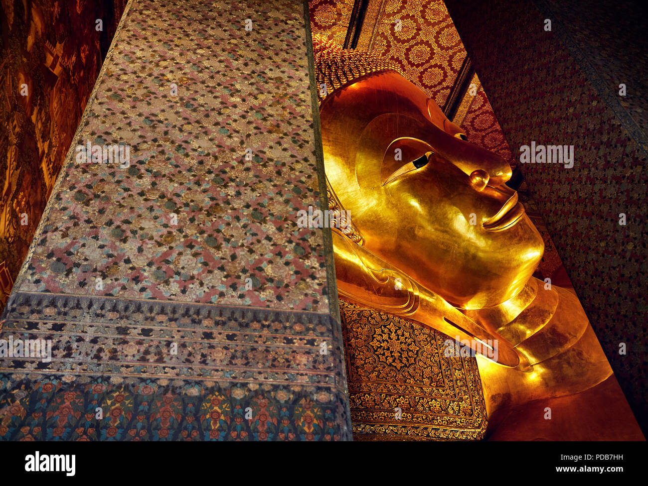 Famosa Statua del Grande Buddha d'oro di Wat Pho tempio a Bangkok, in Thailandia. Simbolo della cultura buddhista. Foto Stock