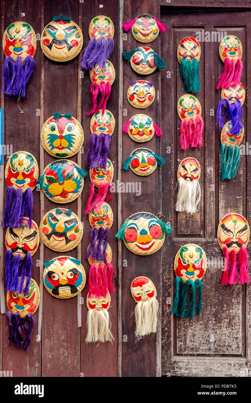 Il bambù vietnamita maschere culturali sul display Foto Stock