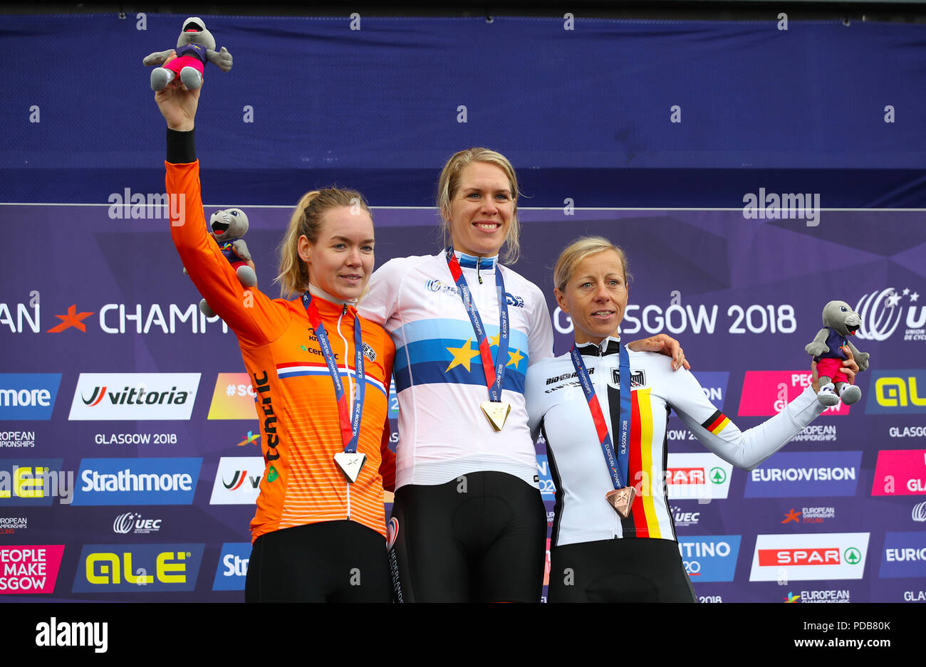 Gold medallist Paesi Bassi' Ellen Van Dijk (centro), Bronze medallist Germania Worrack Trixi (sinistra) e silver medallist Netherland's Anna Van Der Breggen nel femminile Crono posano con le loro medaglie durante il giorno sette del 2018 Campionati Europei presso la Glasgow Ciclismo Road Race Course. Foto Stock