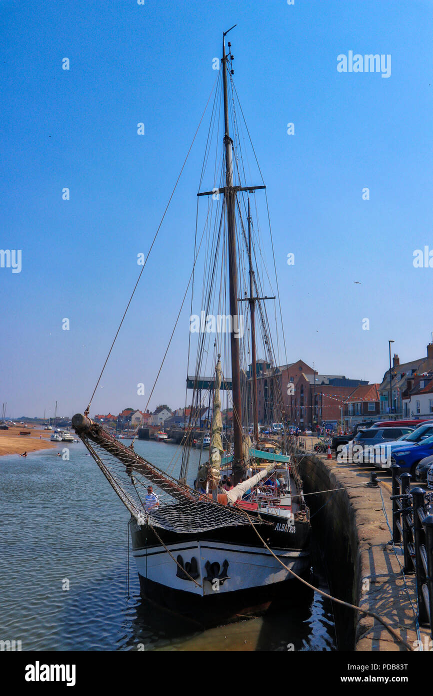 Barca barche nel porto, pozzetti accanto al mare, Norfolk Foto Stock