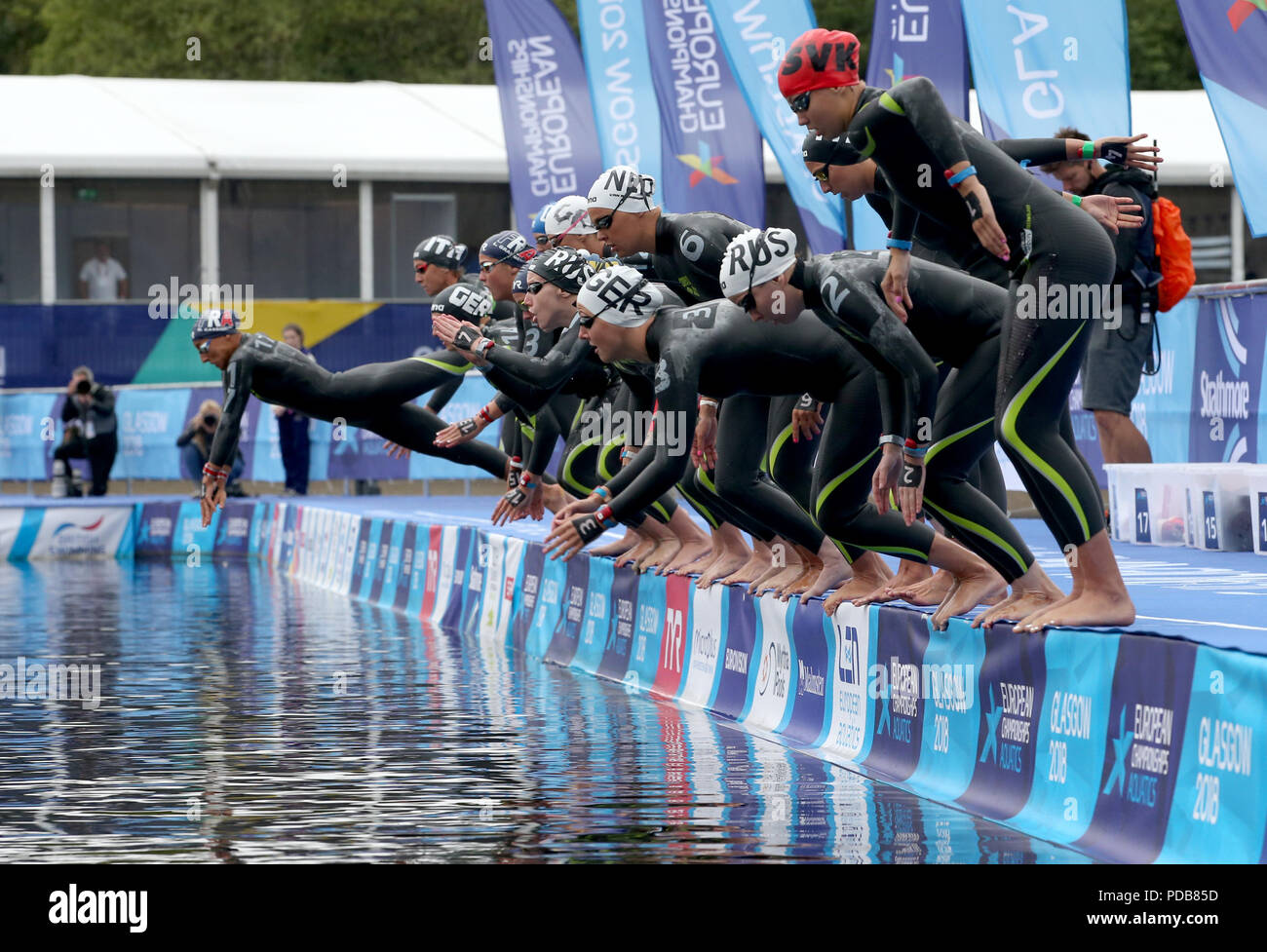 I concorrenti all'inizio delle donne del 5km acqua aperta durante il giorno sette del 2018 Campionati Europei a Loch Lomond, Stirling. Foto Stock