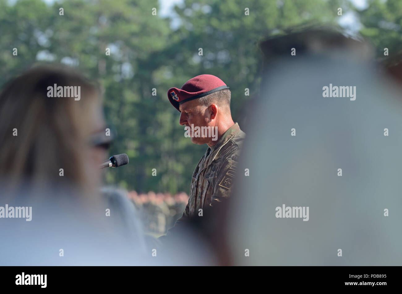 Stati Uniti Esercito il Mag. Gen. Michael E. Kurilla, l'ottantaduesima Airborne Division comandante uscente, indirizzi la famiglia, gli amici e la divisione durante un cambio del comando cerimonia al campo di luccio su Fort Bragg, North Carolina, 2 agosto 2018 Kurilla della carriera continuerà a servire l'esercito al Regno ha dichiarato il comando centrale, ma sarà sempre un paracadutista della divisione. (U.S. Esercito foto di Spc. Alleea Oliver) Foto Stock