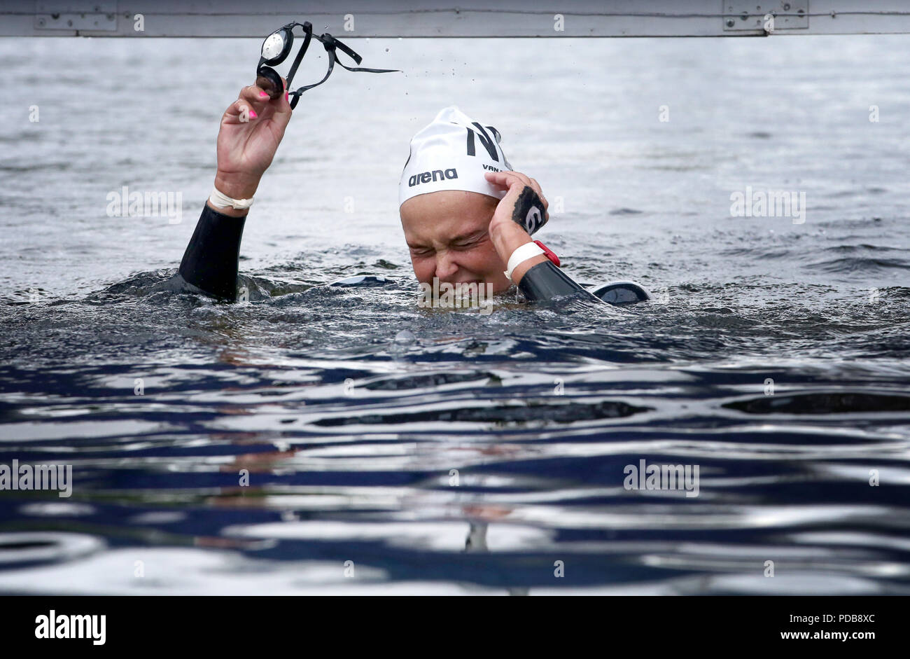 In Olanda la Sharon Van Rouwendaal festeggia conquistando la donna 5km acqua aperta durante il giorno sette del 2018 Campionati Europei a Loch Lomond, Stirling. Foto Stock