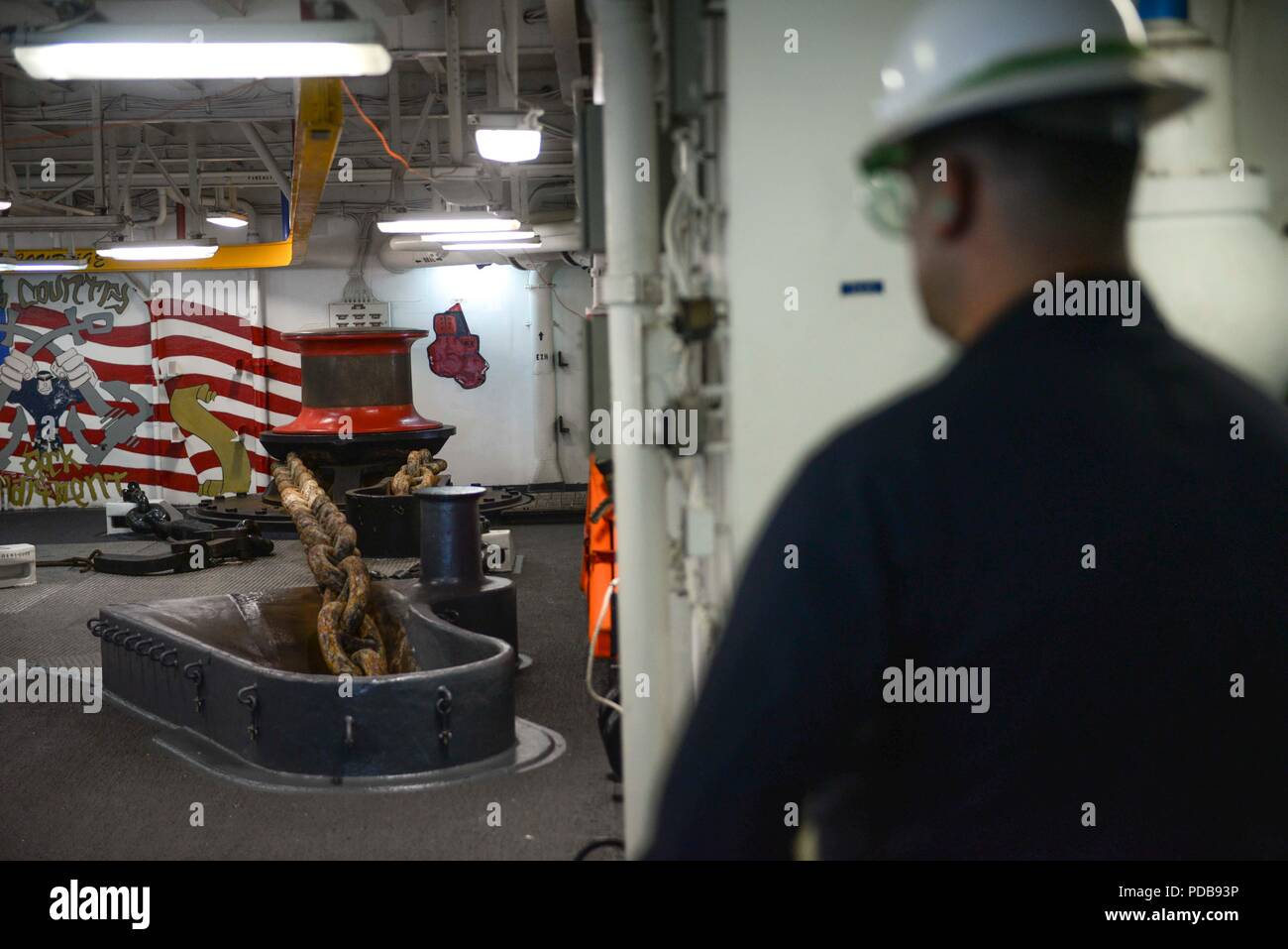 180802-N-PX867-052 OCEANO PACIFICO (Agosto 2, 2018) Capo di Boatswain Mate Richard Moya, assegnato a Amphibious Assault nave USS Boxer (LHD 4), supervisiona un ancoraggio prova di caduta di cui il castello di prua. Boxer in corso è di condurre le operazioni di routine fuori del litorale della California del Sud. (U.S. Foto di Marina di Massa lo specialista di comunicazione di terza classe Justin Whitley/rilasciato) Foto Stock