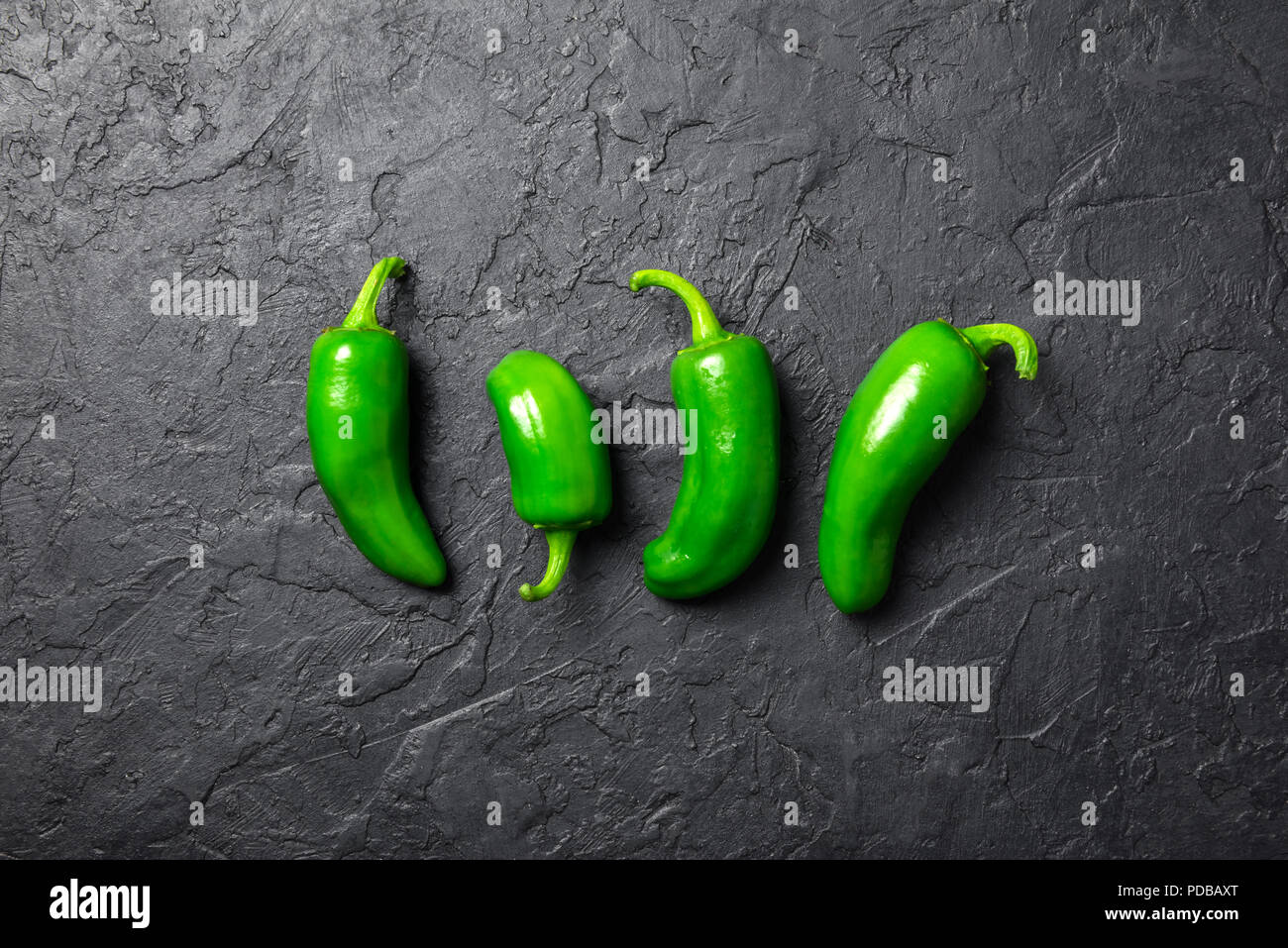 Verde jalapeno hot pepper nel piatto in legno Foto Stock