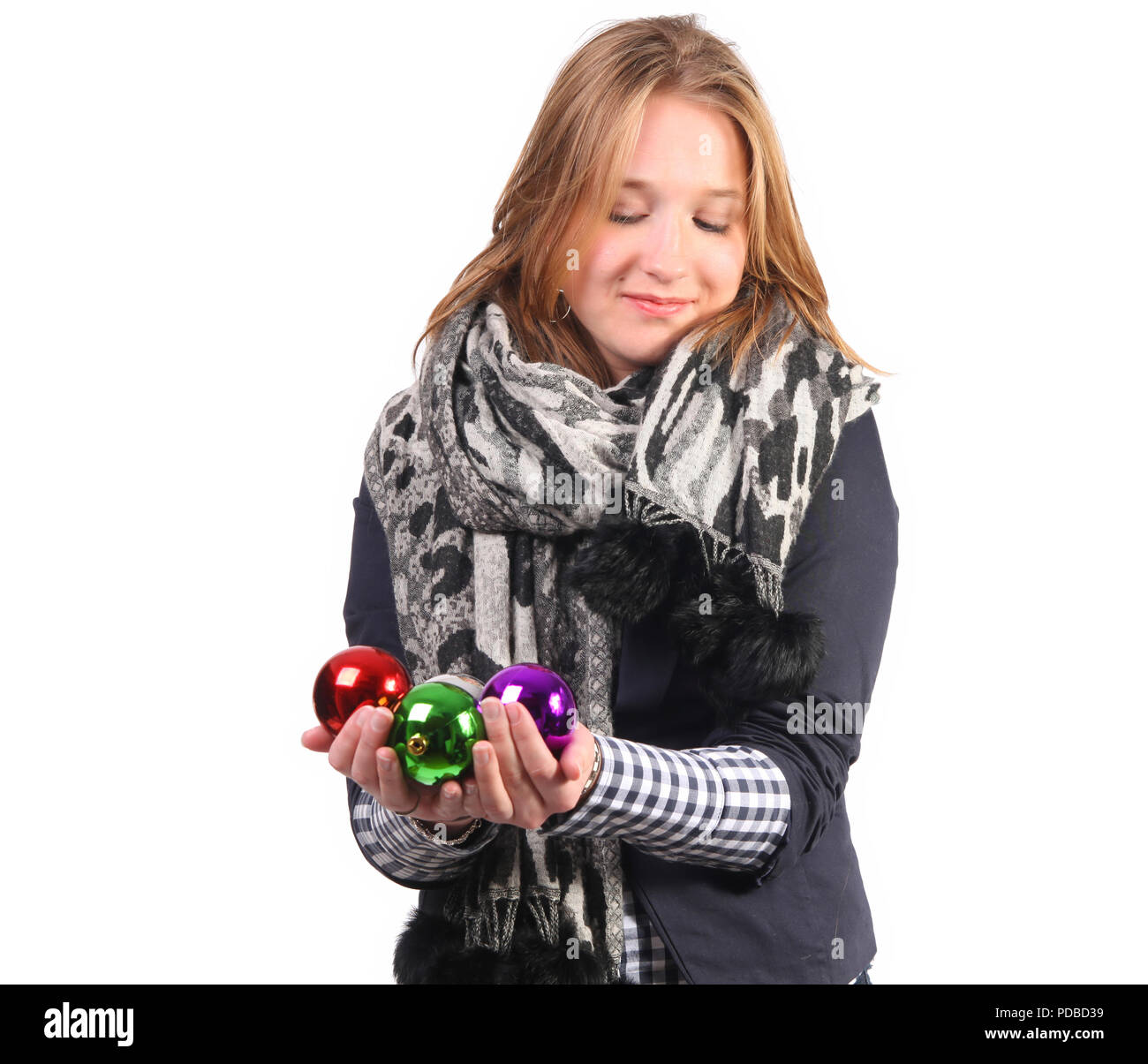 Donna con sciarpa holding baubles di Natale Foto Stock