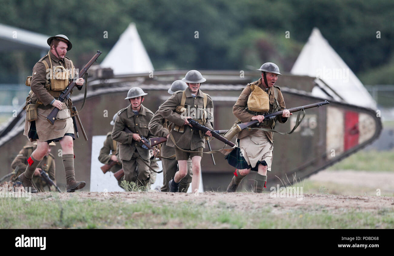 La guerra mondiale una storia viva attori prendere parte in una simulazione di battaglia nel corso di un evento presso il Museo del serbatoio in Bovington, Dorset, in occasione del centenario della battaglia di Amiens, che ha visto più di 500 serbatoi spearhead un attacco che alla fine ha portato alla fine della Prima Guerra Mondiale. Foto Stock