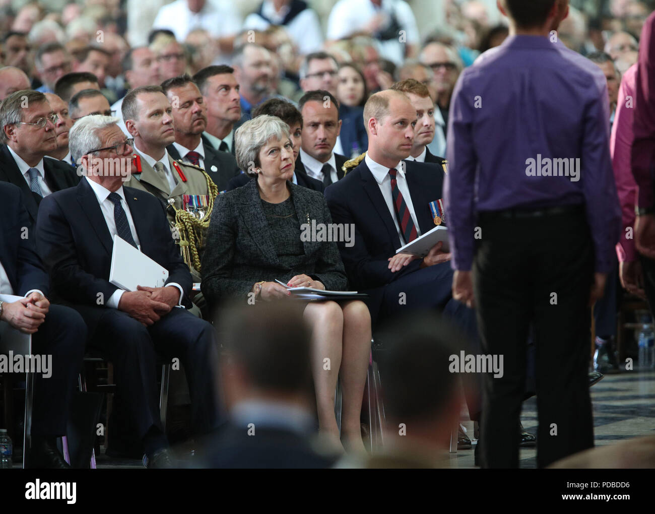 Il Duca di Cambridge e il Primo Ministro Theresa Maggio presso la cattedrale di Amiens, Francia, durante il servizio in occasione del centenario della battaglia di Amiens e la successiva "Cento giorni offensivo' che era un punto decisivo nella Prima Guerra Mondiale. Foto Stock