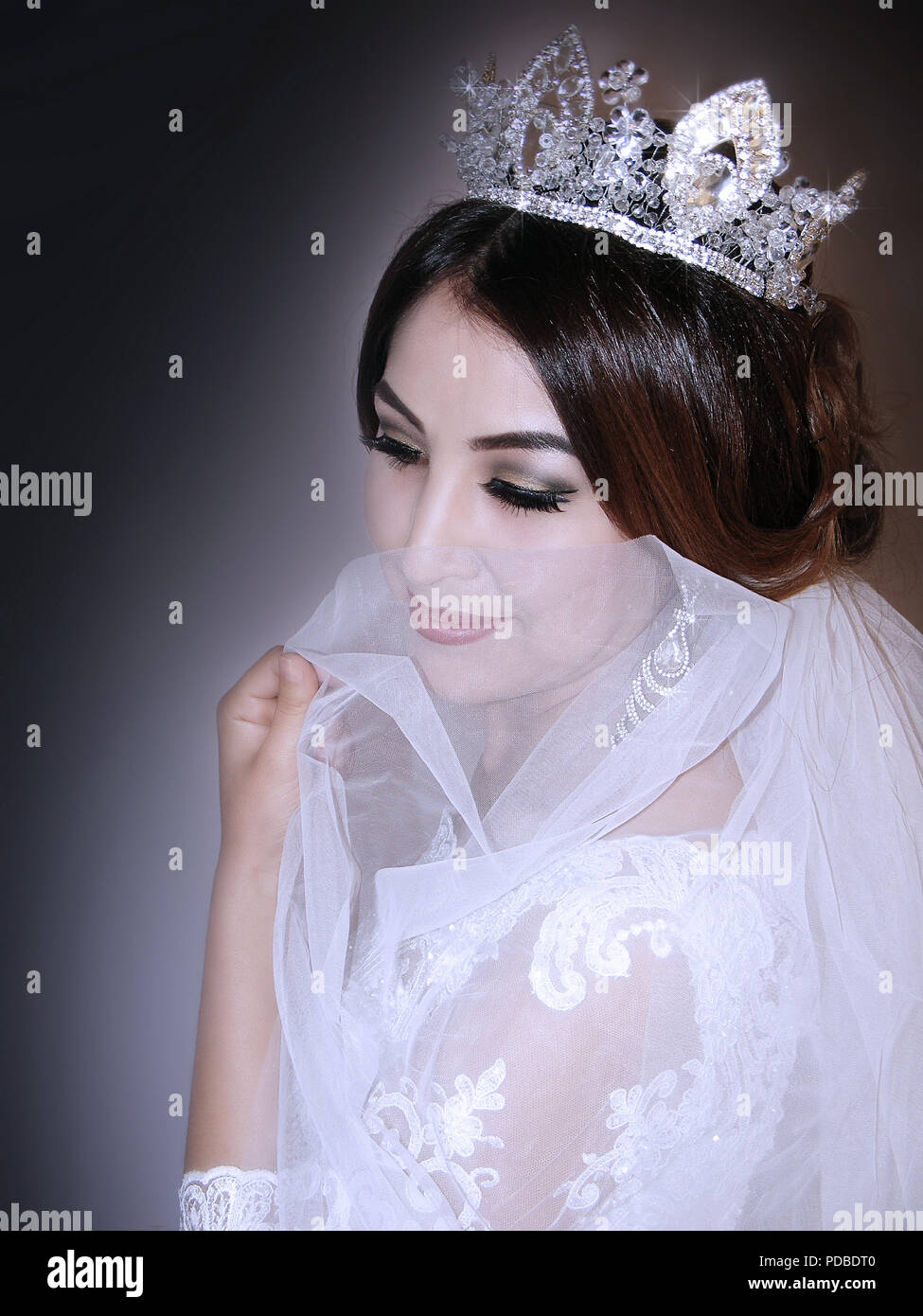 La fotografia con la scena della coscienza di sé sposa con corona Foto Stock