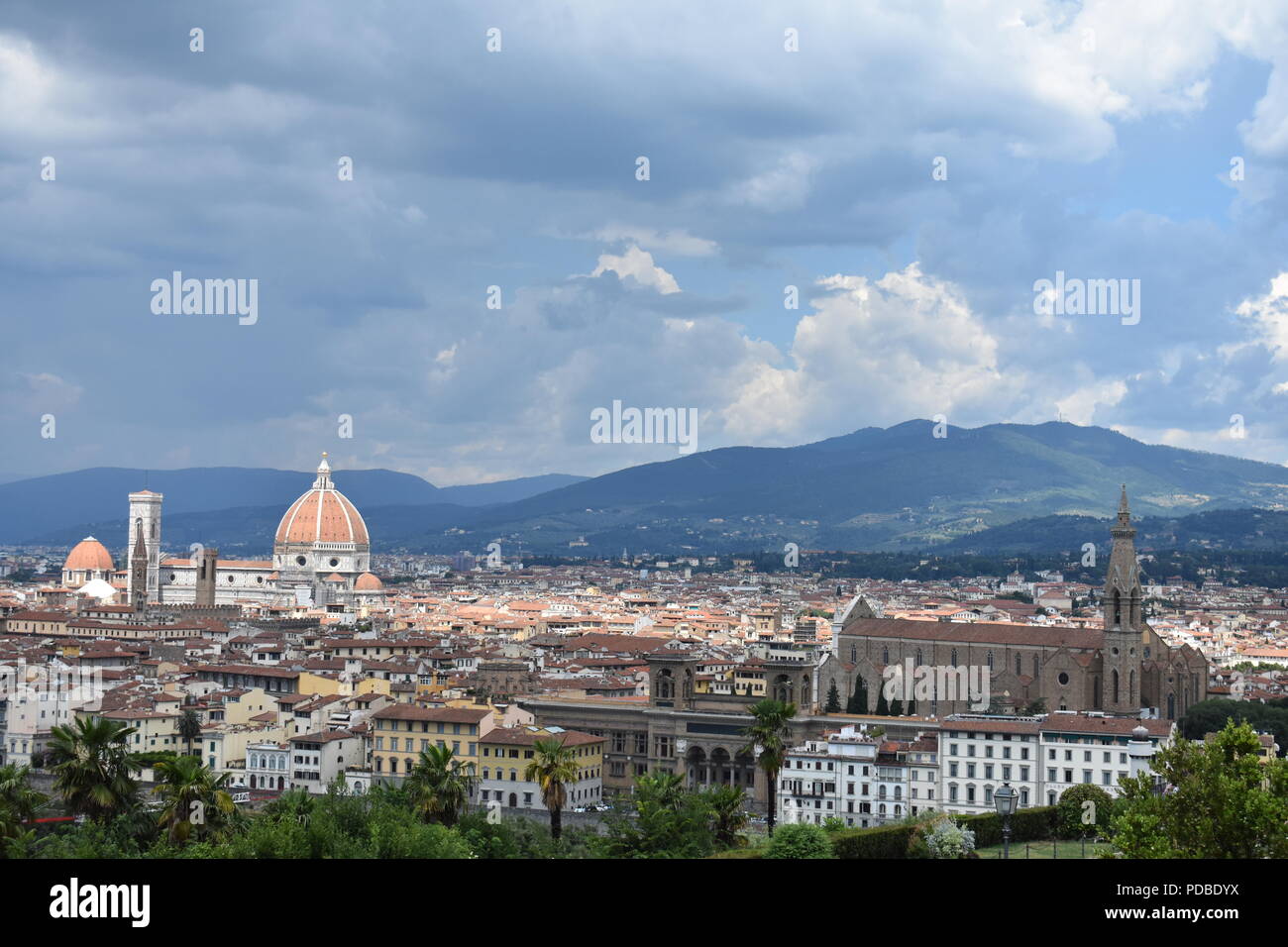 Illuminazione atmosferica e Moody Blue e cielo velato oltre l'orizzonte di Firenze con il Duomo e la torre con la torbida colline toscane. Foto Stock