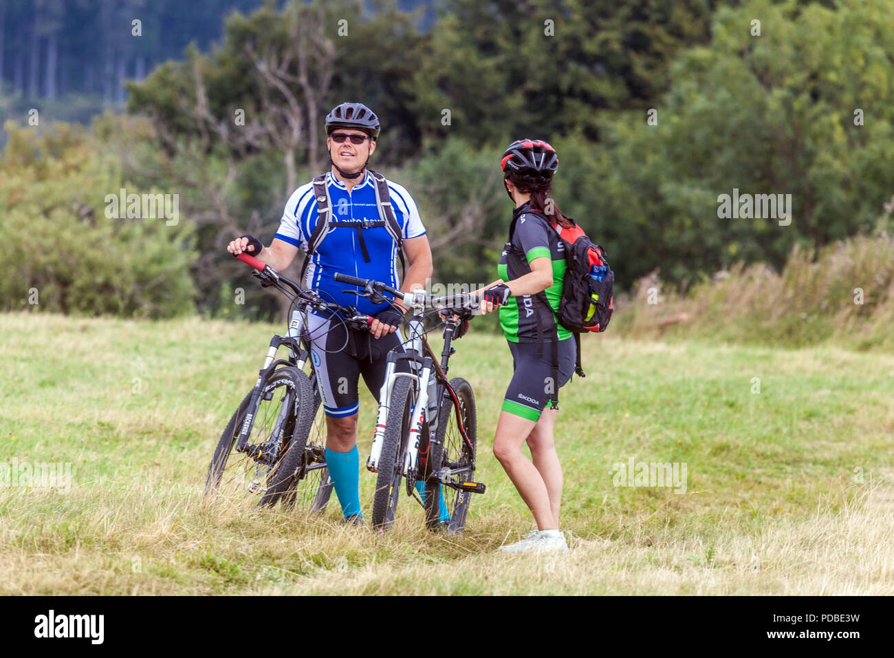 Le coppie bike un giro, Bikers escursioni in bicicletta su un sentiero di montagna, Velka Javorina hill, ceco frontiera slovacca nei Carpazi Bianchi Foto Stock