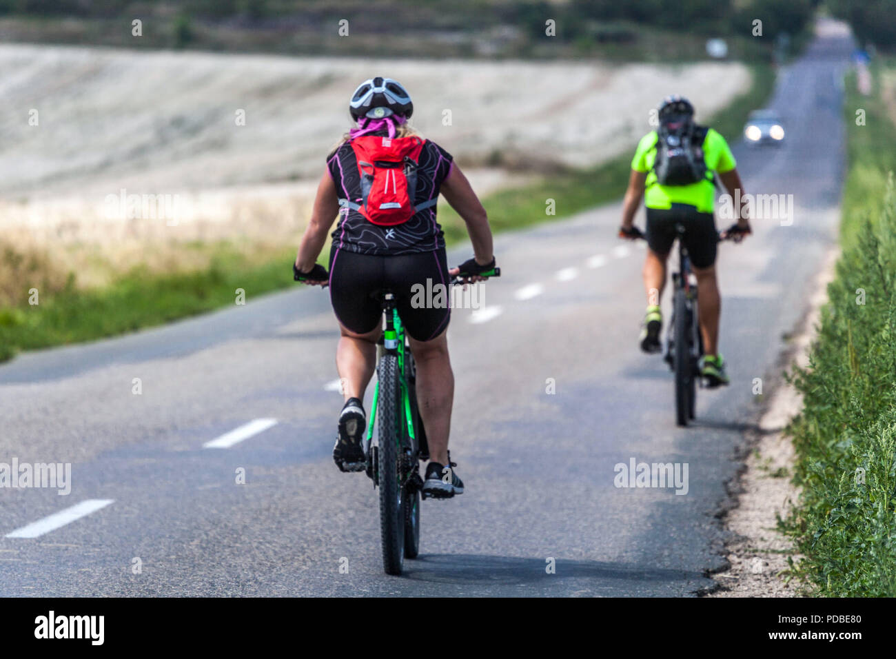 I ciclisti viaggiano lungo la strada, la Moravia meridionale, la Repubblica Ceca in bicicletta su strada Foto Stock