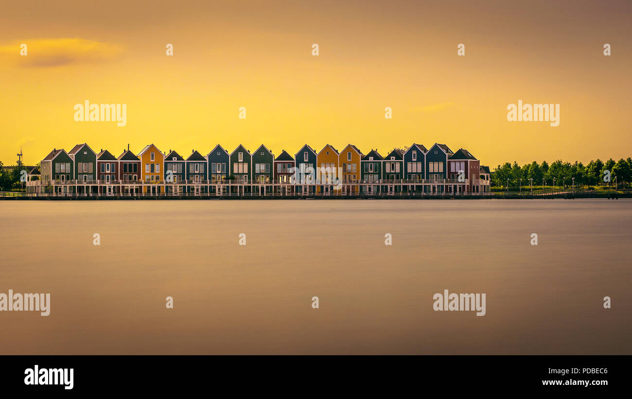 Case arcobaleno al tramonto in Houten, Paesi Bassi Foto Stock