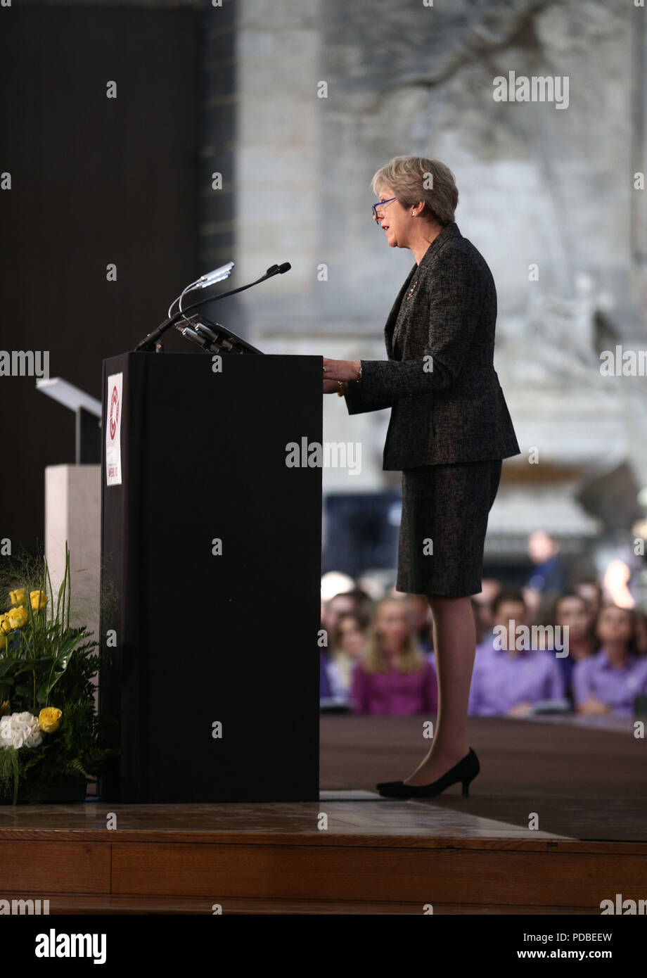 Il primo ministro Theresa Maggio parlando alla cattedrale di Amiens, Francia, durante il servizio in occasione del centenario della battaglia di Amiens e la successiva "Cento giorni offensivo' che era un punto decisivo nella Prima Guerra Mondiale. Foto Stock