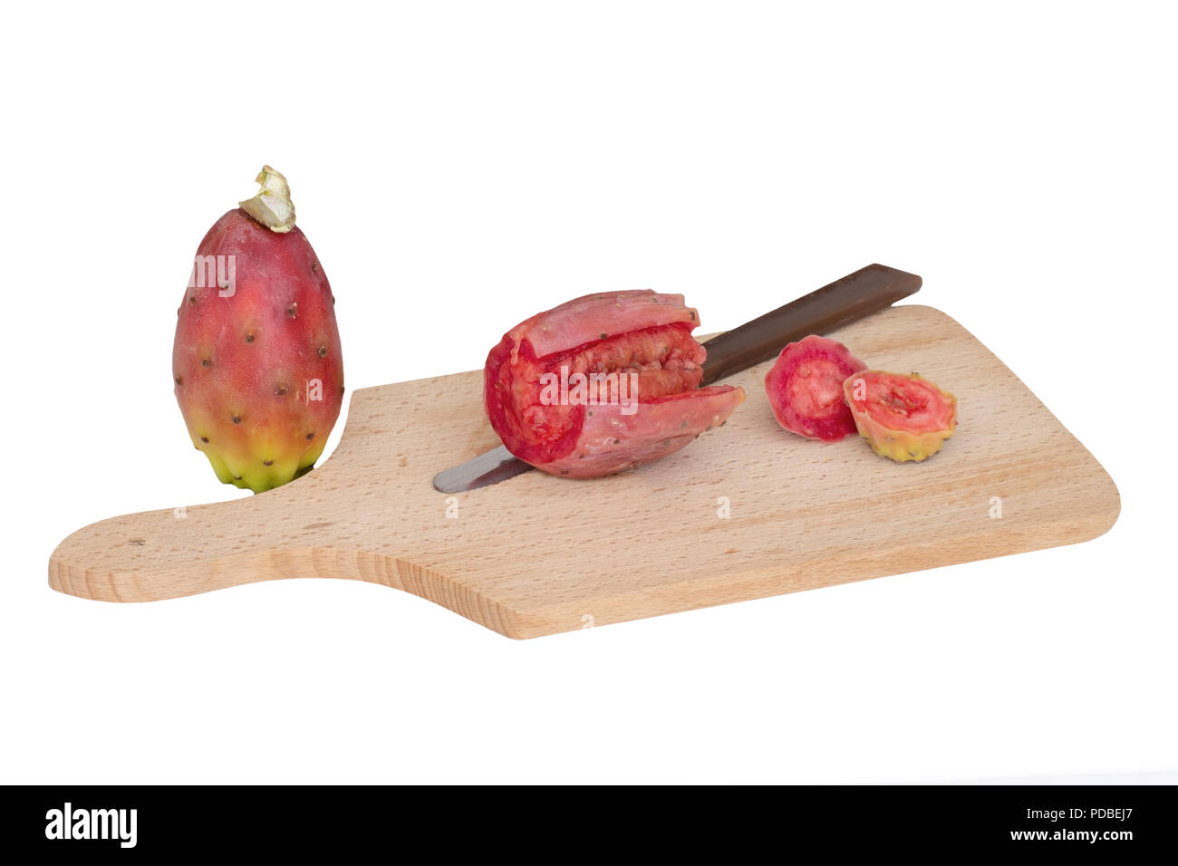 La preparazione di Indian aka Barberia fichi, l' Opuntia ficus-indica. Tagliere e coltello isolato su bianco. Aka ficodindia, tonno frutta. Foto Stock