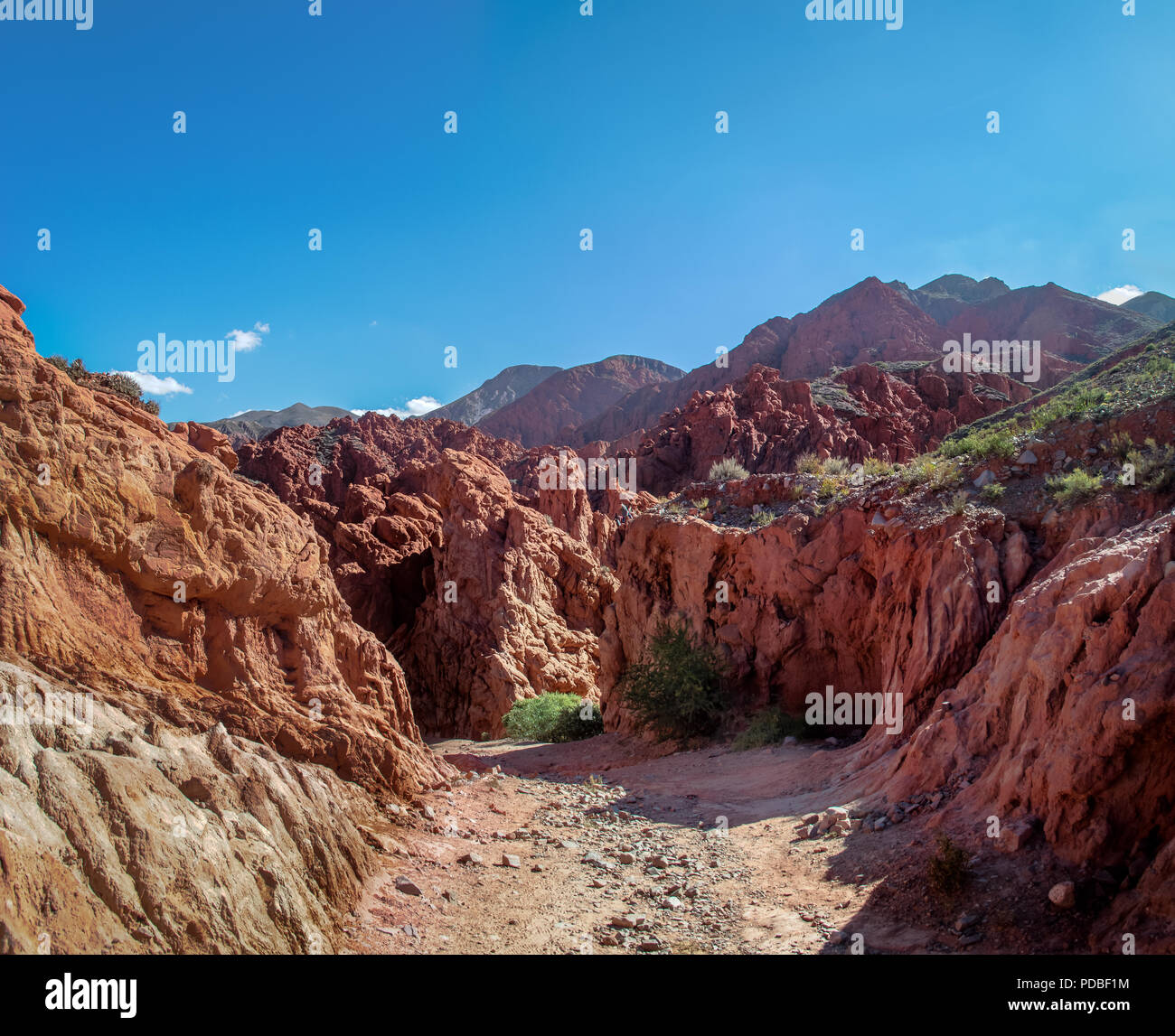 Quebrada de la senorita desertica Valle nel villaggio Uquia a Quebrada de Humahuaca - Uquia, Jujuy, Argentina Foto Stock