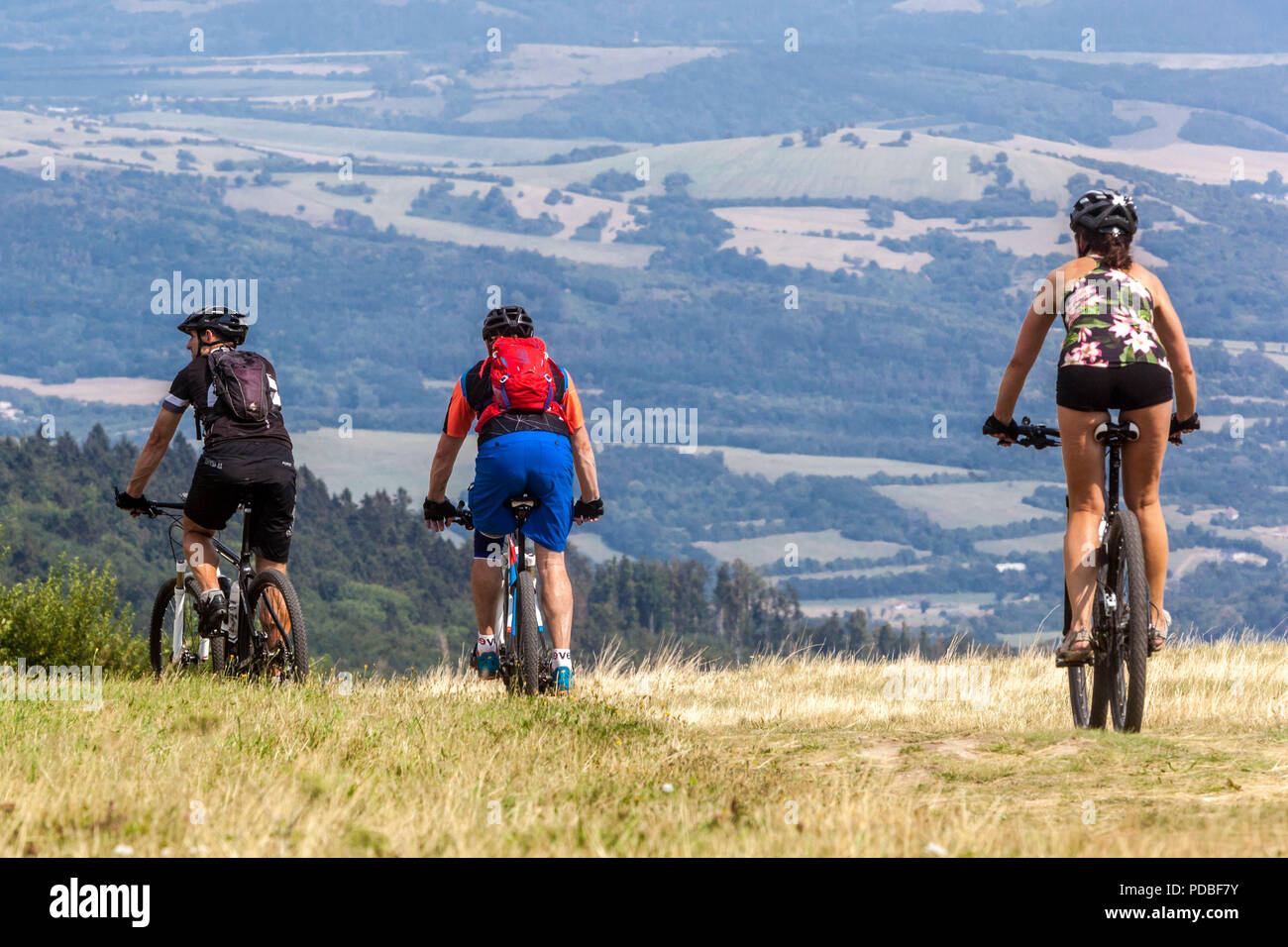 Bikers escursioni in bicicletta su un sentiero di montagna, Velka Javorina hill, ceco frontiera slovacca nei Carpazi Bianchi Foto Stock