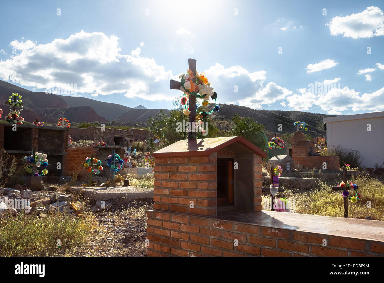 Il cimitero di colorati in villaggio Uquia a Quebrada de Humahuaca - Uquia, Jujuy, Argentina Foto Stock