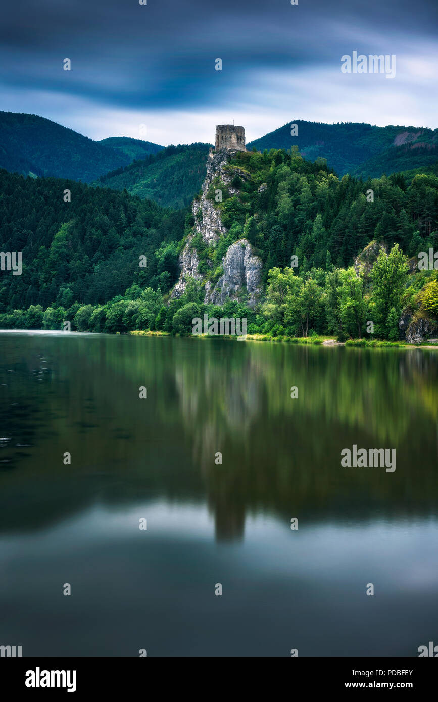 Rovine del Castello di Strecno e fiume Vah in Slovacchia poco dopo la pioggia. Lunga esposizione. Foto Stock