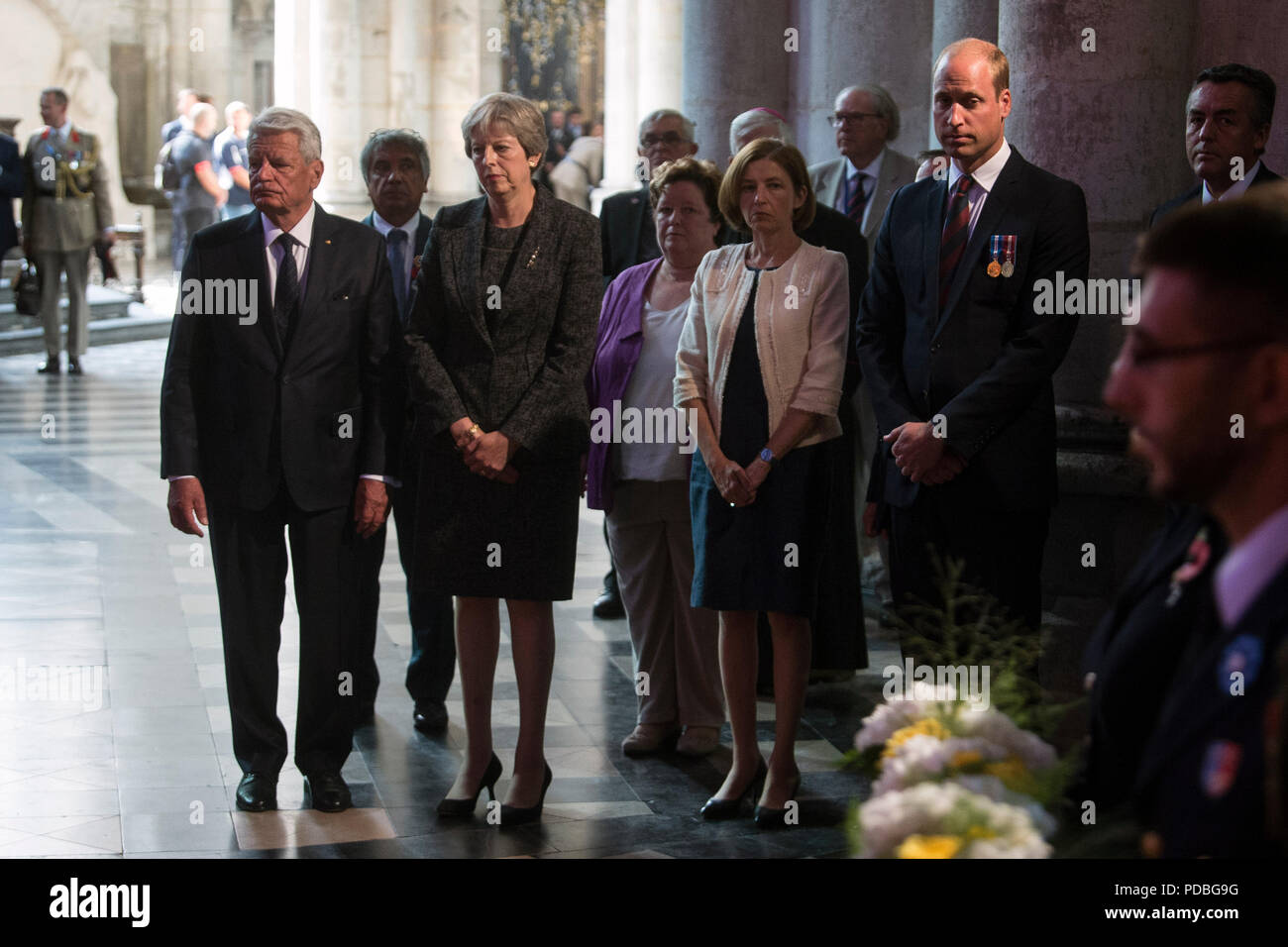 (Bancata anteriore, da sinistra a destra) ex Presidente tedesco Joachim Gauck, Primo Ministro Theresa Maggio, Francia del ministro per le Forze Armate Florence Parly e il Duca di Cambridge presso la cattedrale di Amiens, Francia, durante un servizio per il centenario della battaglia di Amiens e la successiva "Cento giorni offensivo' che era un punto decisivo nella Prima Guerra Mondiale. Foto Stock