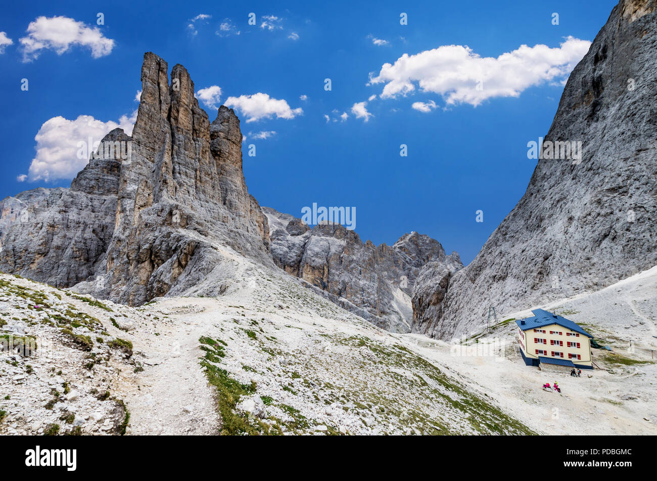 Torri Vajolet nel Rosengarten Catinaccio massiccio. Bella vista sulle montagne delle Dolomiti, Alto Adige, Alto Adige, Italia Foto Stock