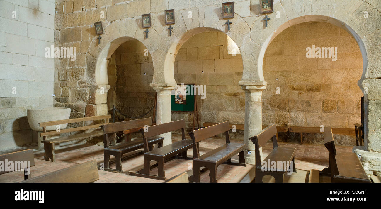 Igreja Matriz de Lourosa, Innenraum, 10. Jahrhundert, Arkade mit Hufeisenbögen Foto Stock