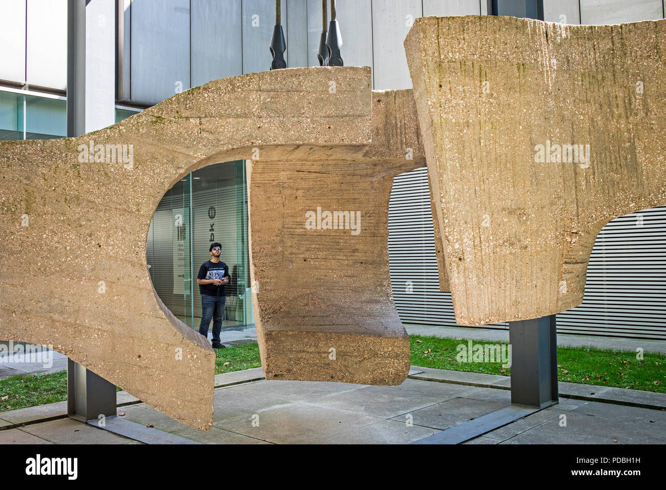 'Meeting Point IV", un cemento armato scultura di Eduardo Chillida, in ingresso del Museo de Bellas Artes o il Museo di Belle Arti di Bilbao, Spagna Foto Stock