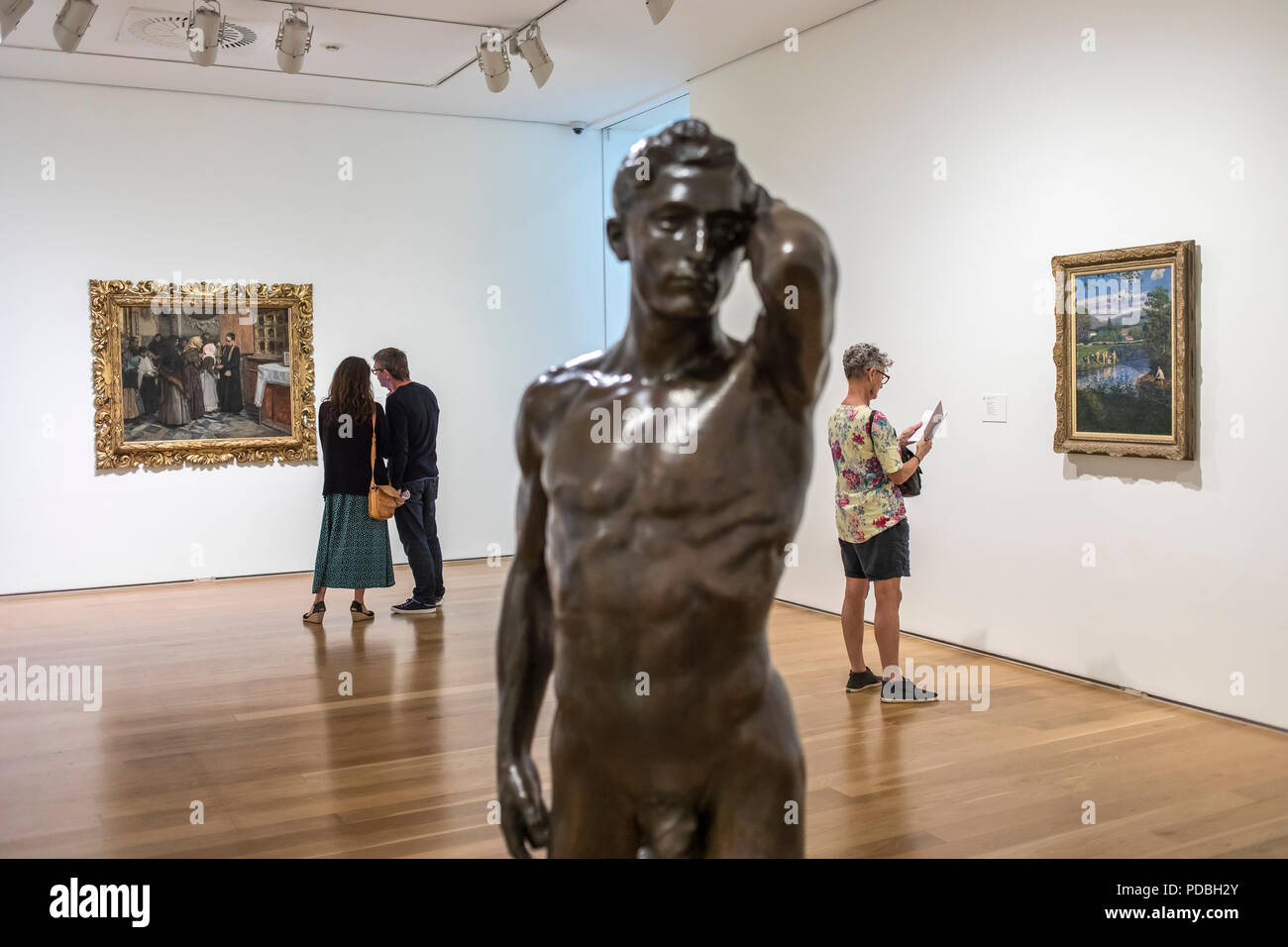 A sinistra di 'El beso de la reliquia da Joaquin Sorolla'.a destra 'El baño de Renteria da Dario de Regoyos. E la scultura in bronzo, "Risveglio da Nemesio Mo Foto Stock