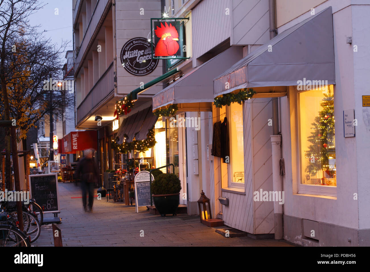 Vetrina con decorazione di Natale al crepuscolo in Schwachhausen, Brema, Germania, Europa mi Schaufenster mit Weihnachtsdekoration bei Abenddämmerung in Foto Stock