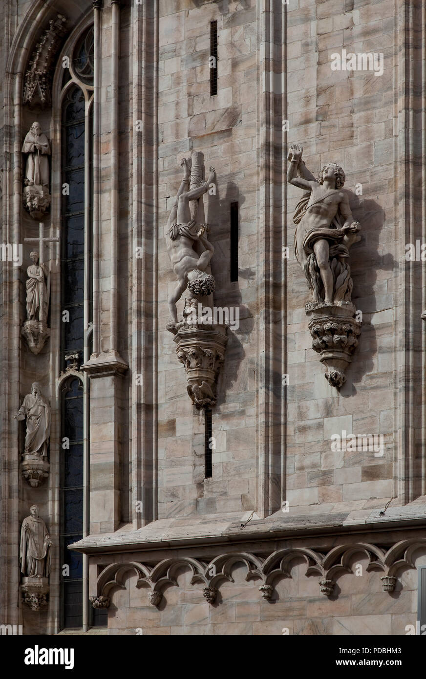 Erbaut ab 1386, Südquerhausgiebel mit Skulpturen und Maßwerkfries aus verschiedenen Epochen Foto Stock