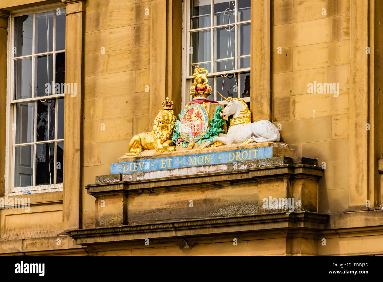 La stemma reale su un edificio presso il Quayside, Newcastle, Regno Unito. Foto Stock