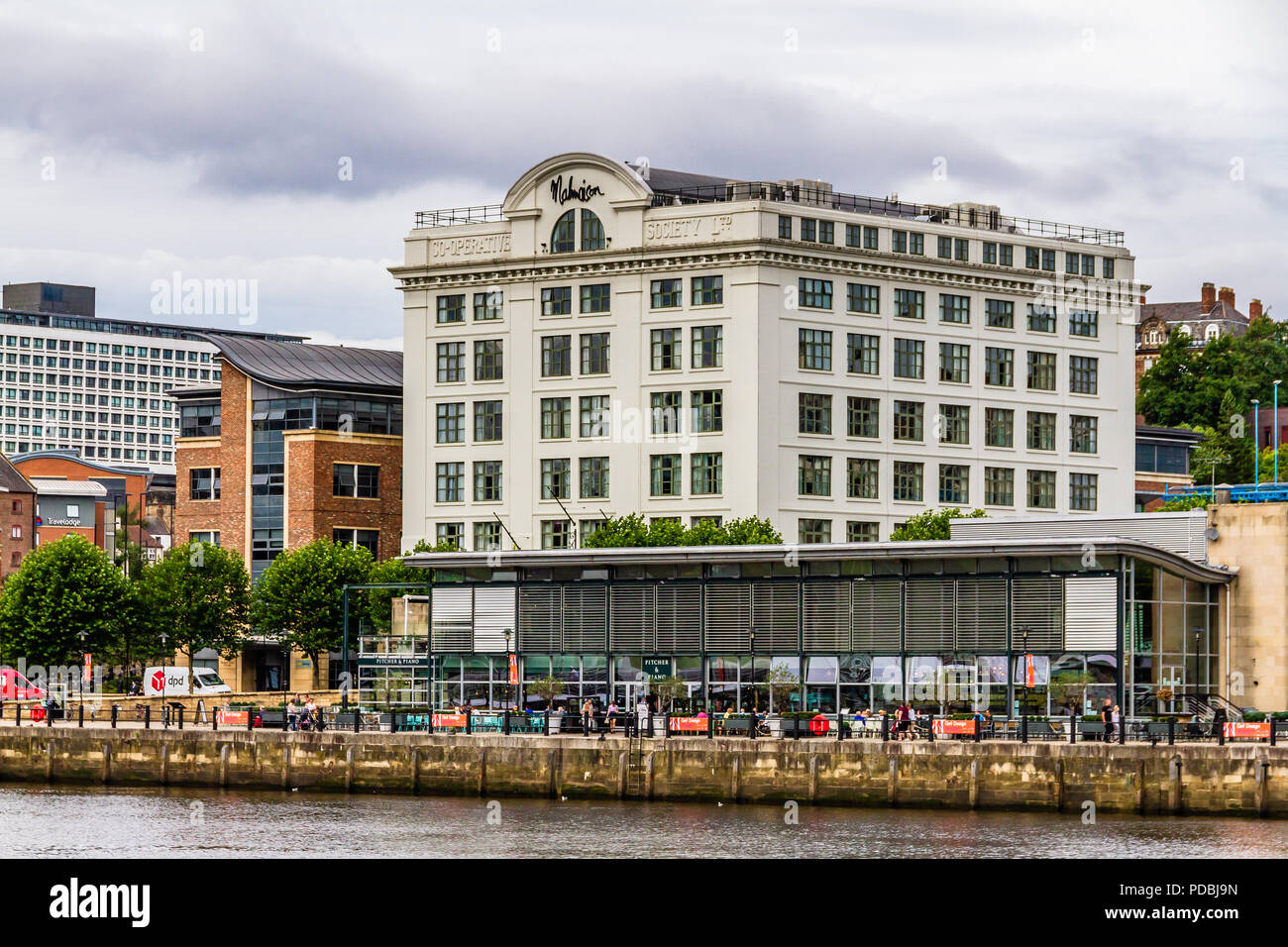 Malmaison hotel in Newcastle Quayside in ex società cooperativa edificio dal 1900. La Pitcher & Piano bar in primo piano. Newcastle, Regno Unito. Agosto 2018. Foto Stock