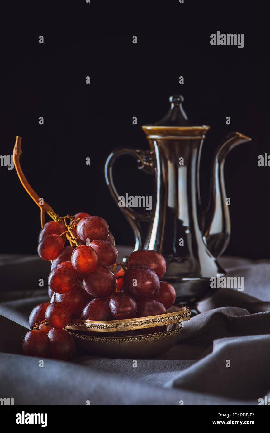 Nero tè turco. Bagno turco bevanda nazionale. ben infuso di tè; esso è  chiamato sangue di coniglio isolato sfondo blu. vista laterale. Spazio  libero per il testo Foto stock - Alamy