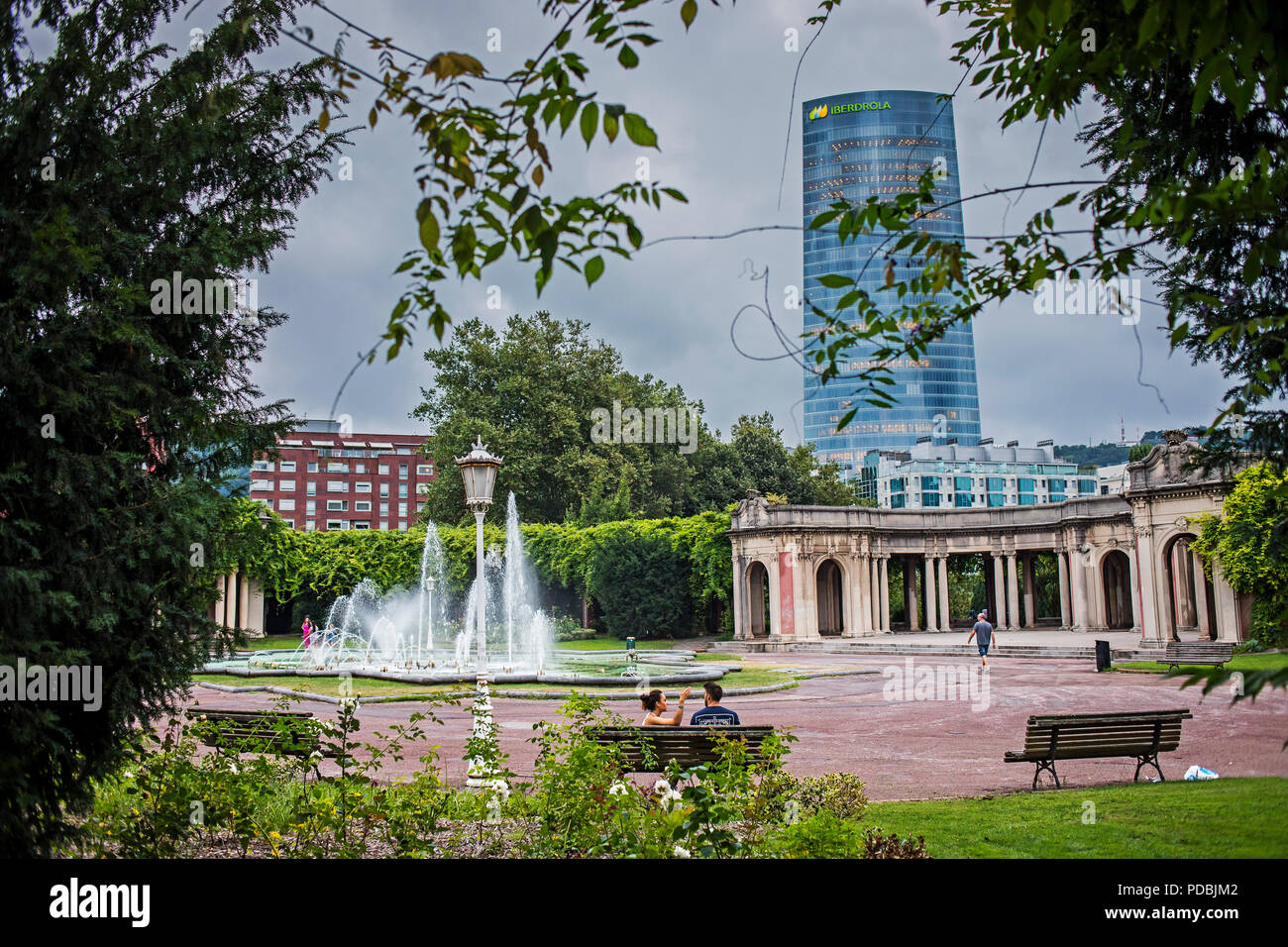 Doña Casilda Iturrizar de park, in background Iberdrola tower, Bilbao, Paesi Baschi Foto Stock