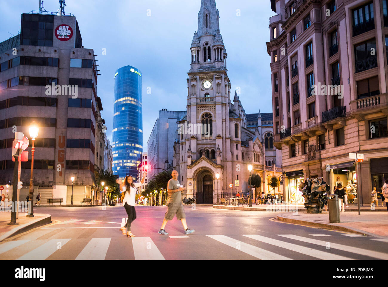 Crosswalk, in Plaza San José, con San José de la Montaña chiesa e Iberdrola tower, , Bilbao, Spagna Foto Stock