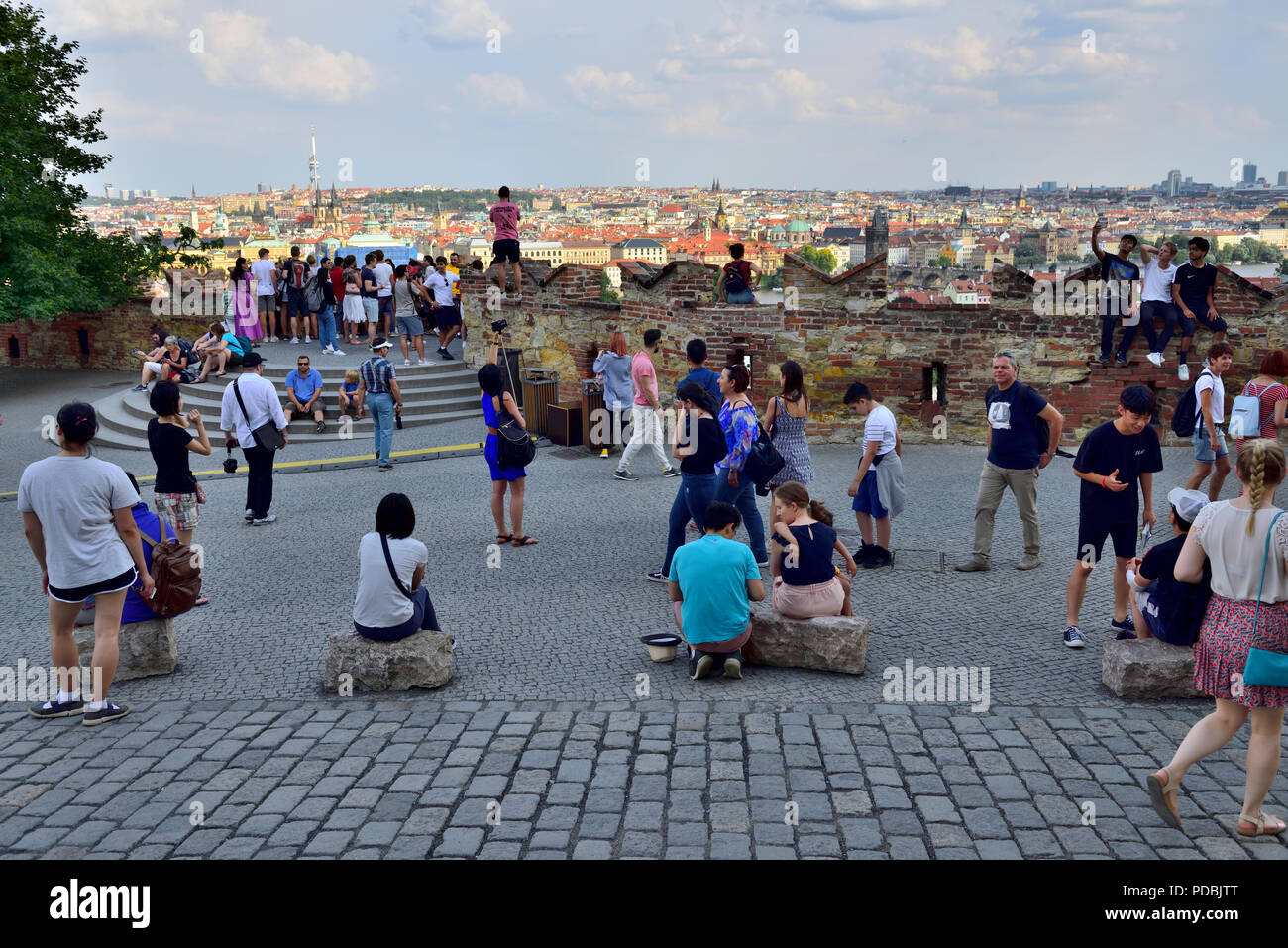 Punto di vista sotto il castello di Praga, affacciato sul centro di Praga, Repubblica Ceca Foto Stock